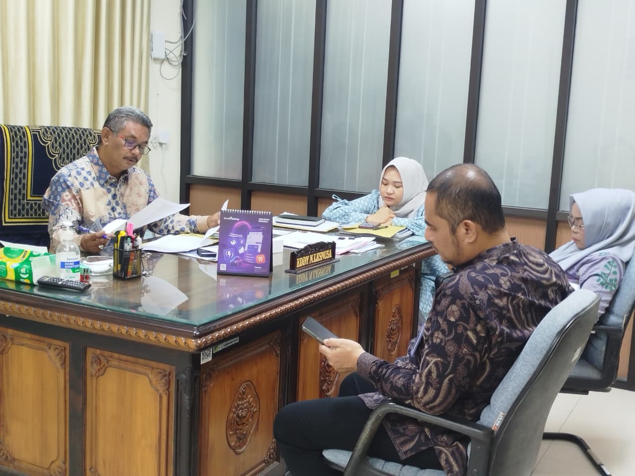 Kepala Biro Administrasi Pimpinan Setda Sulteng mengatur pembagian tugas pendampingan Safari Ramadan 2026 di ruang kerjanya.