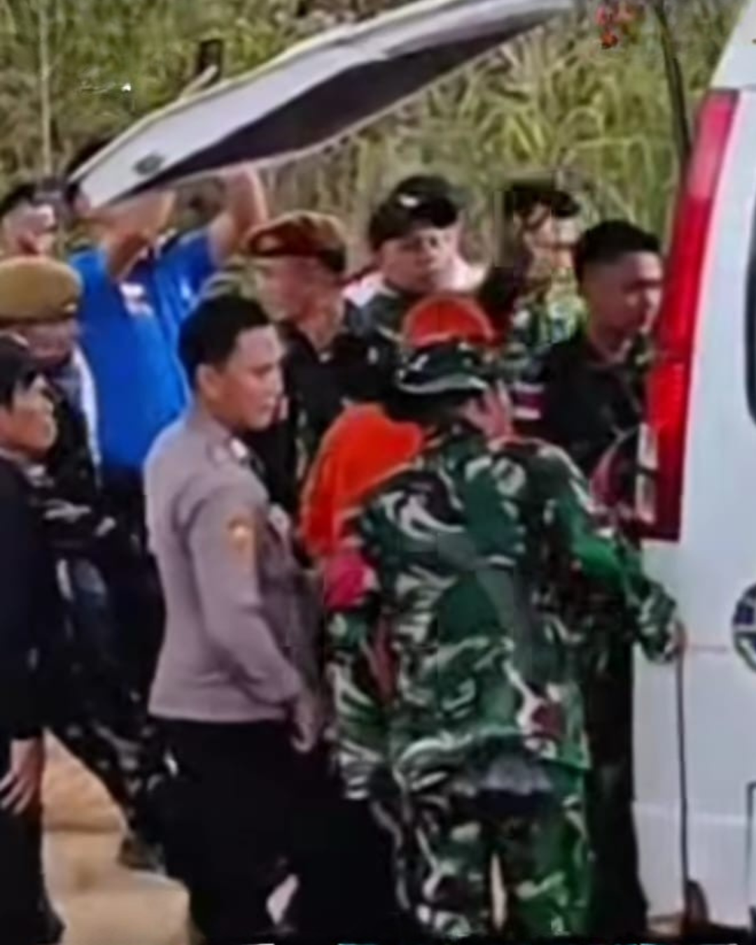 Tangkapan layar Tim SAR gabungan mengevakuasi lokasi jatuhnya pesawat Pelita Air PK-PAA di kawasan perbukitan Long Bawan, Kamis (19/2/2026).