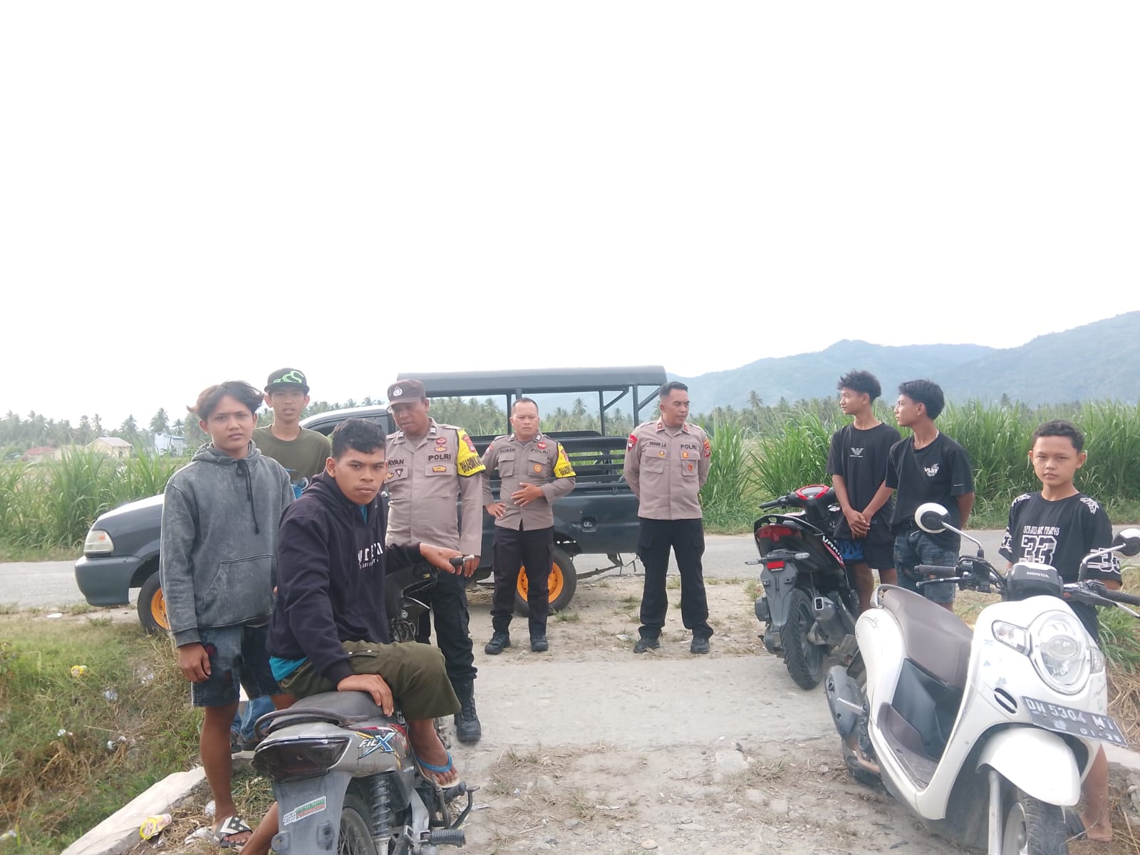PATROLI: Polsubsektor Mepangan, Parimo, saat menyasar di satu titik memberikan pemahaman Kamtibmas kepada warga.(FOTO: ISTIMEWA/RADAR PALU).