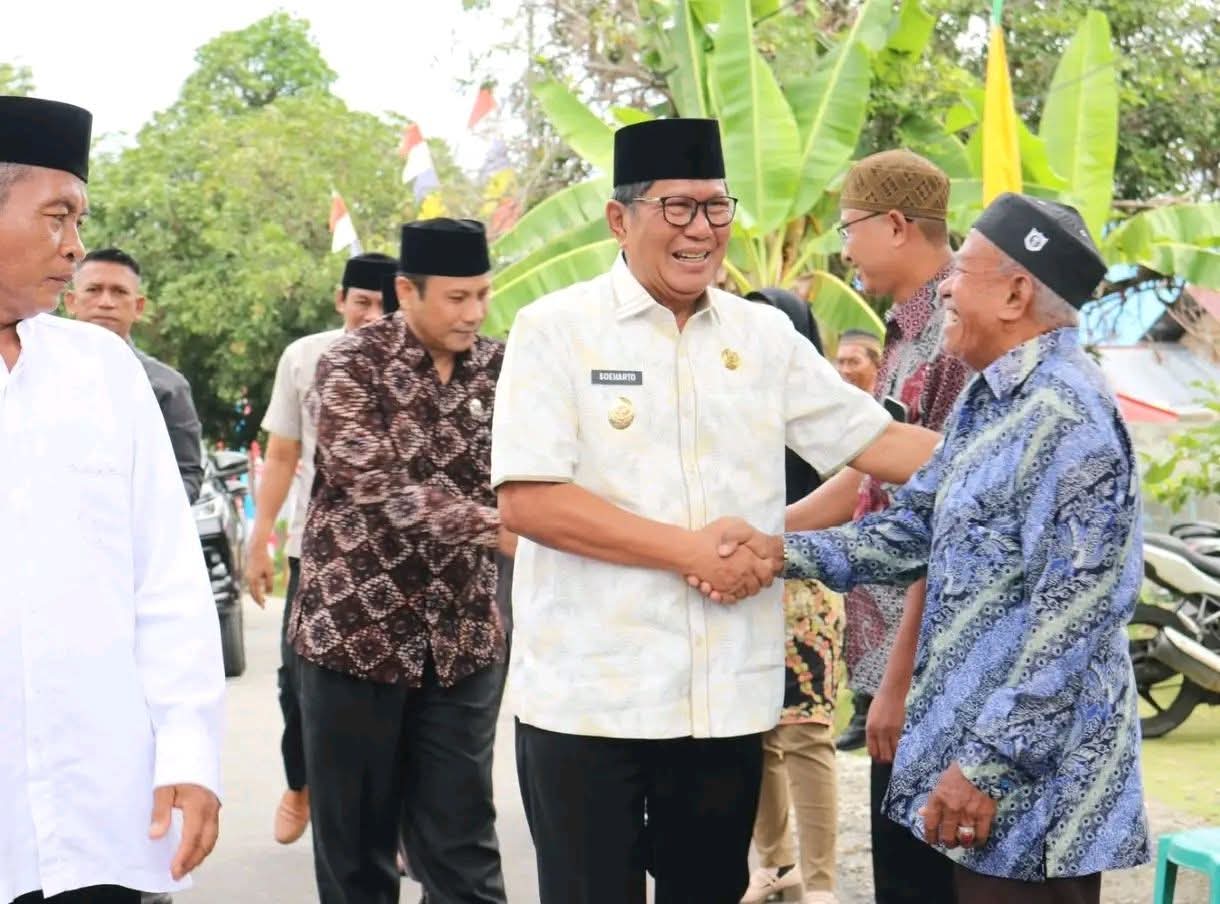 PASAR RAMADAN: Wabup Poso, Soeharto Kandar membuka Pasar Ramadan.(FOTO: BUDIYANTO WIHARTO/RADAR PALU).
