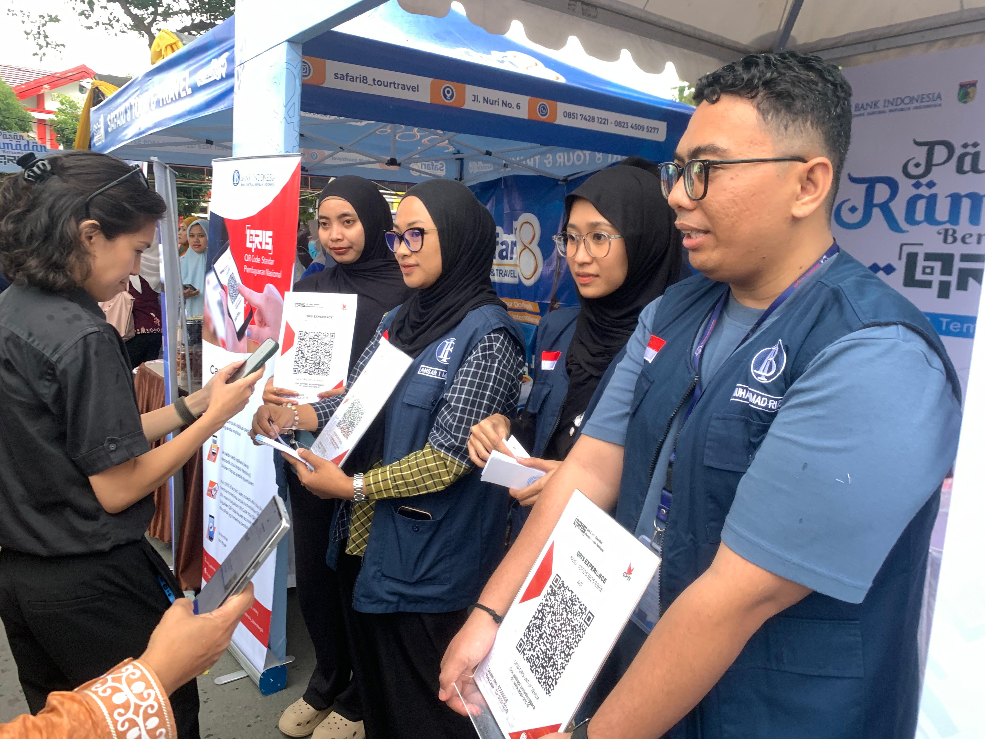 Pelayanan Scan QRIS untuk mendapatkan kupon Rp3.000 di stand BI Sulteng yang ada di Pasar Ramadan.