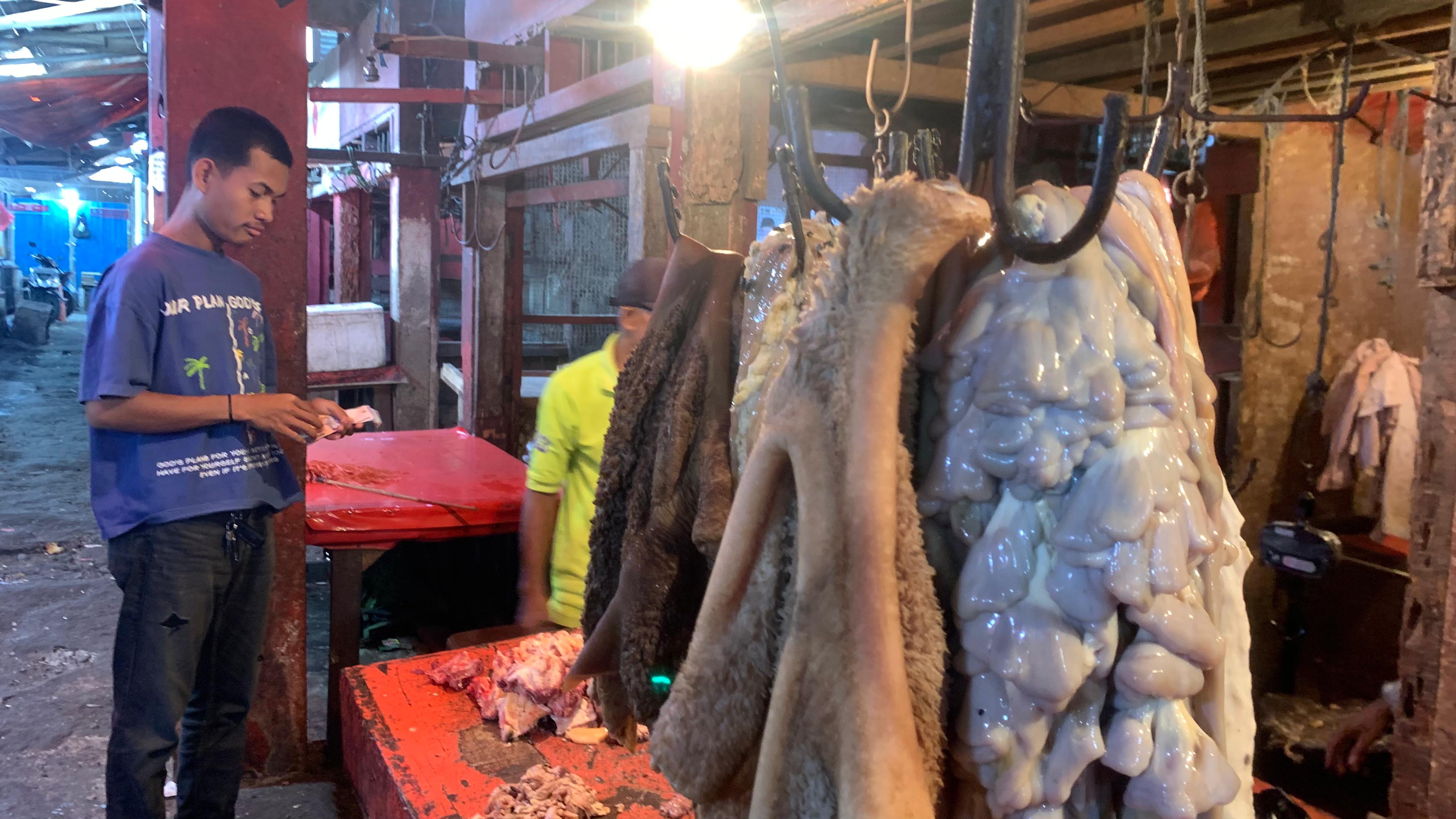 DPKP Kota Palu memperkuat pengawasan harga bahan pangan di dua pasar tradisional utama selama bulan Ramadan,