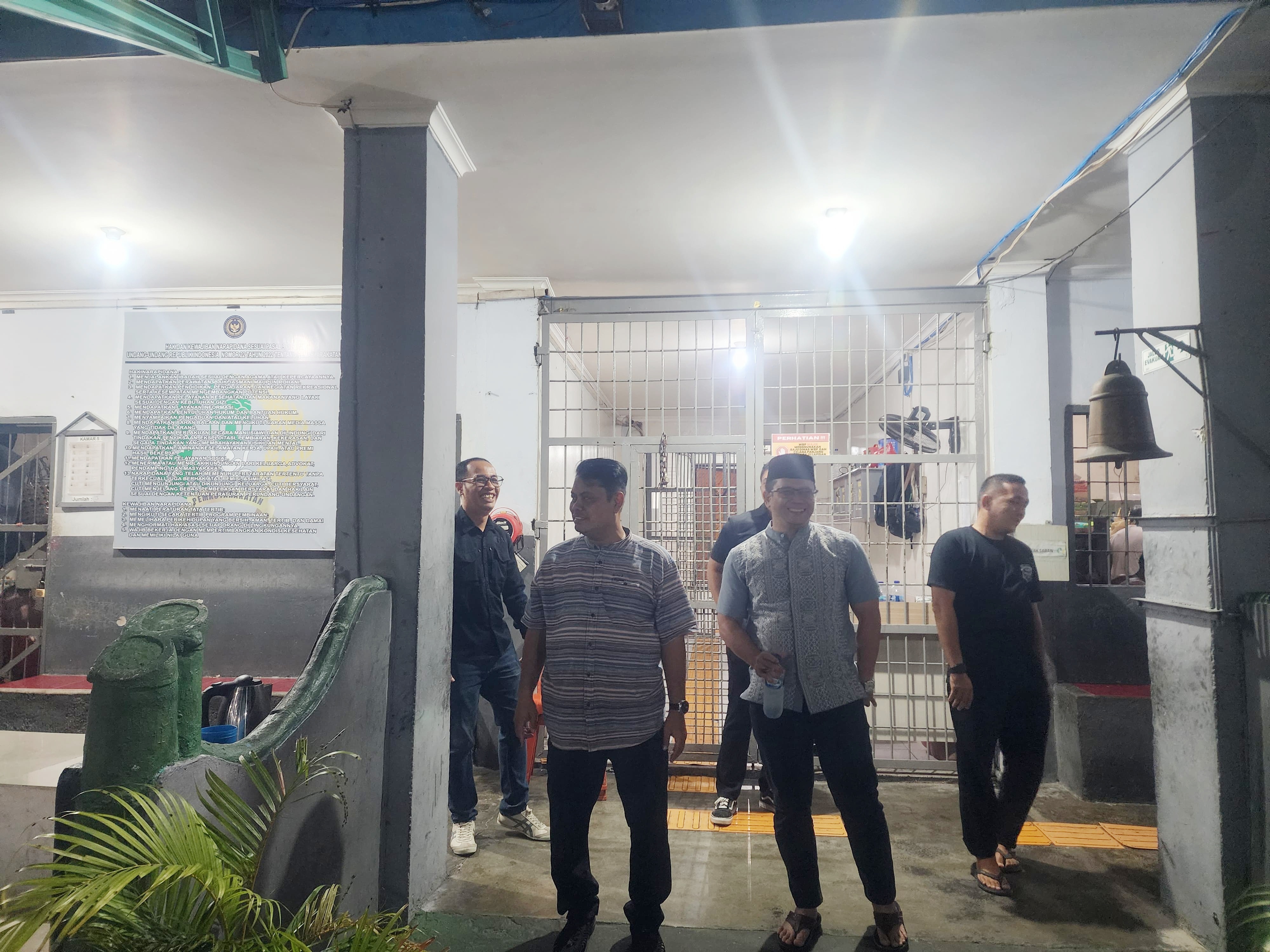 Kakanwil Ditjenpas Sulteng Bagus Kurniawan mengecek langsung area ibadah dan kesiapan petugas agar suasana tetap kondusif.