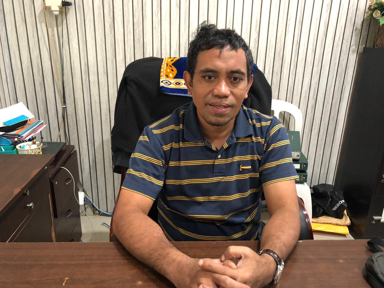 Kasi Survei dan Pemetaan BPN Kota Palu, Fahrul, menjelaskan perkembangan sertifikasi Huntap Tondo di kantornya, Jumat (2022026).