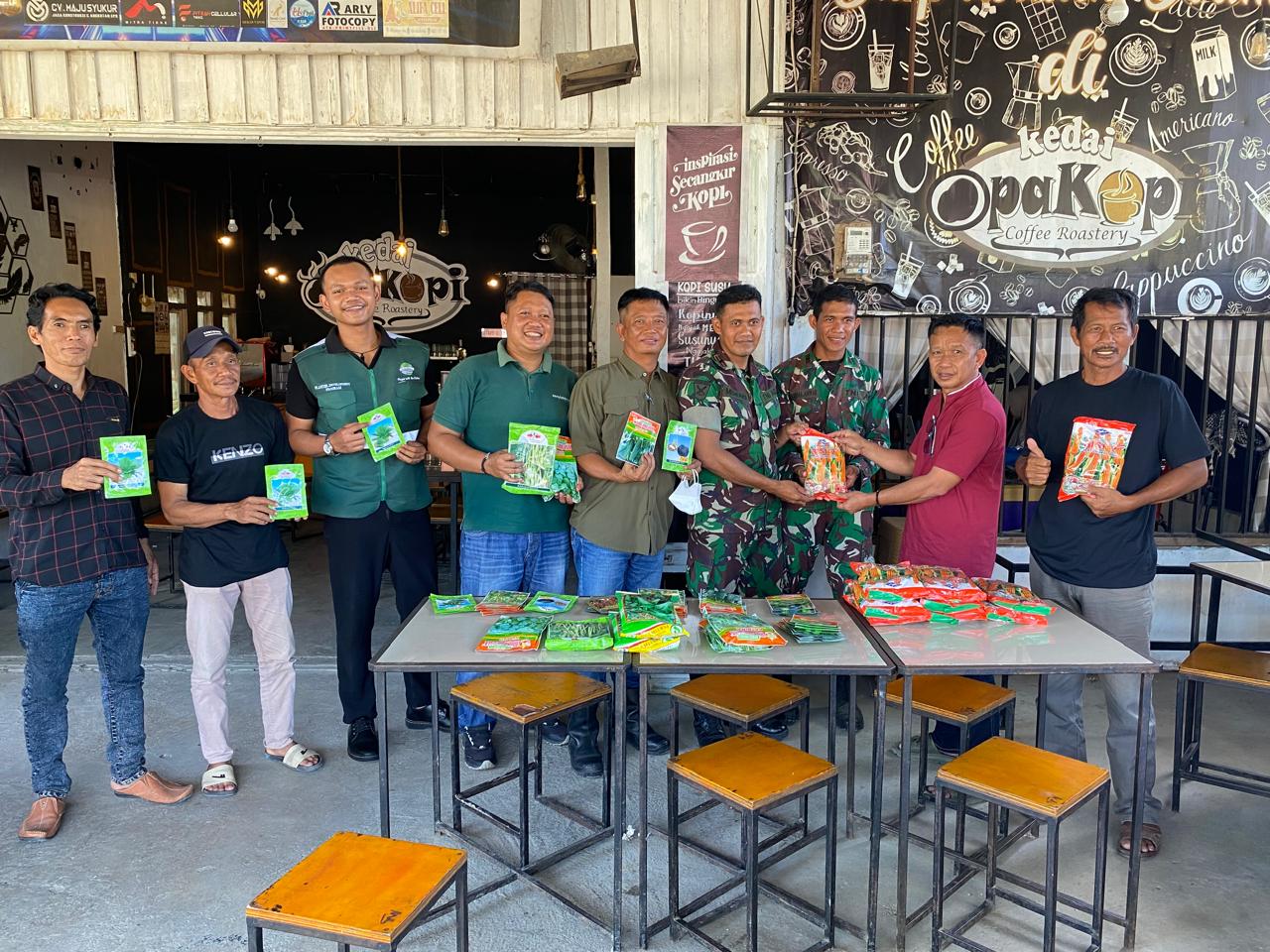 Pihak PT Letawa saat memberikan bantuan bibit kepada personel Batalyon TP 874/VSG.