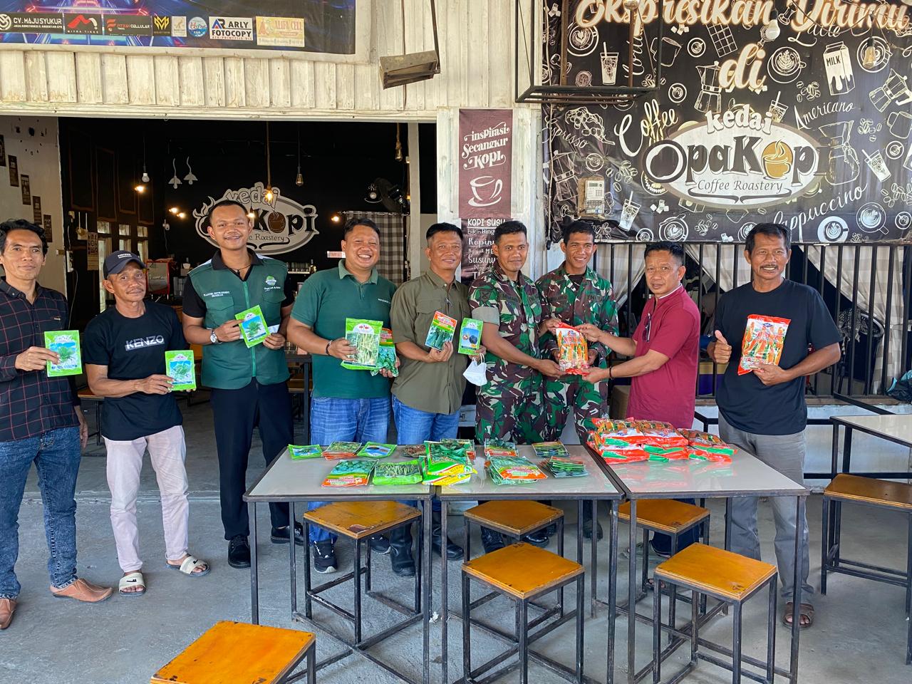 Perwakilan PT Letawa menyerahkan bantuan bibit sayuran kepada Batalyon TP 874/VSG di wilayah Tikke Raya, Kamis (5/2/2026).