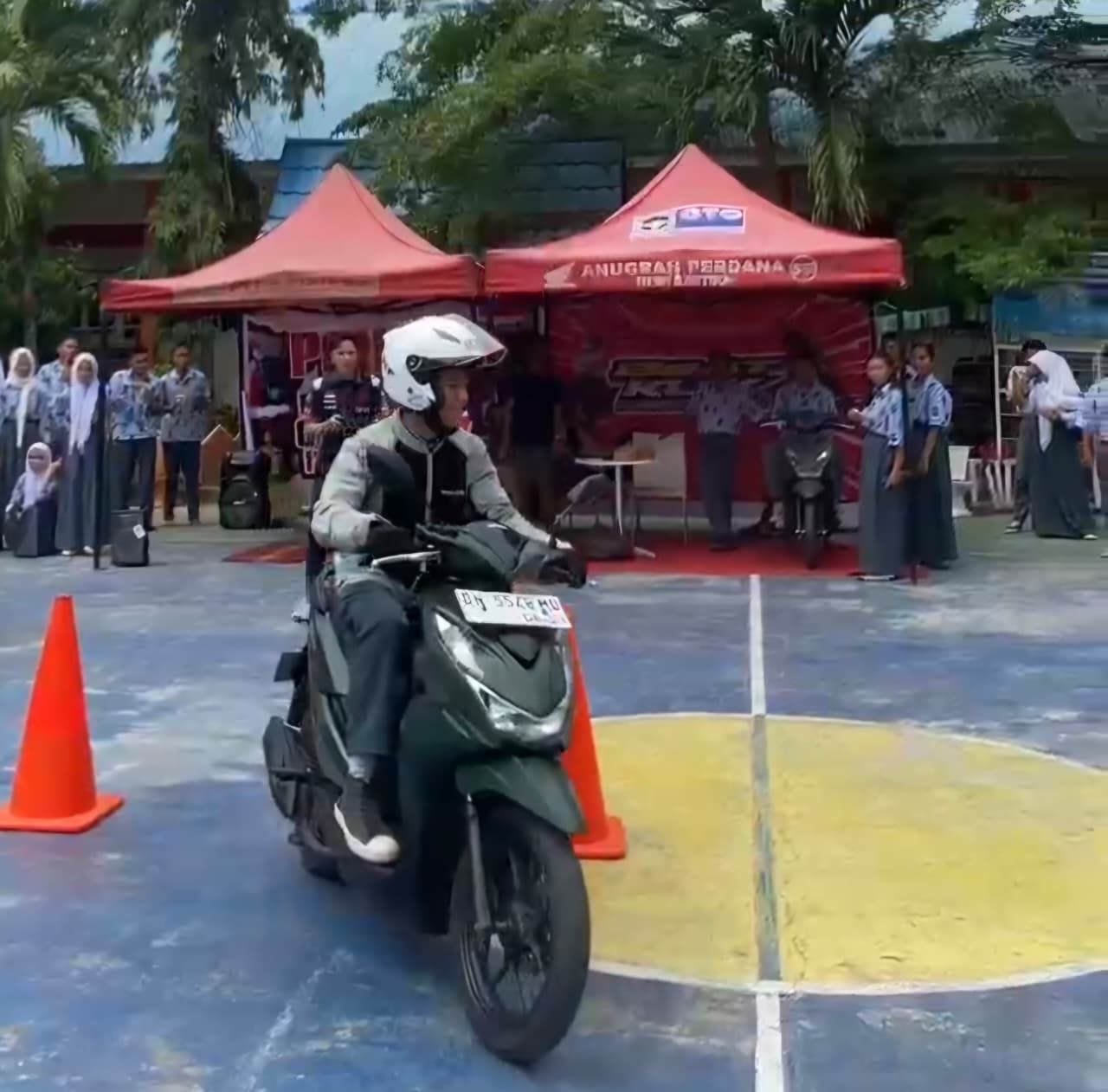 Safety Riding Instructor Honda Sulteng memberikan edukasi keselamatan berkendara jelang Ramadan 2026.