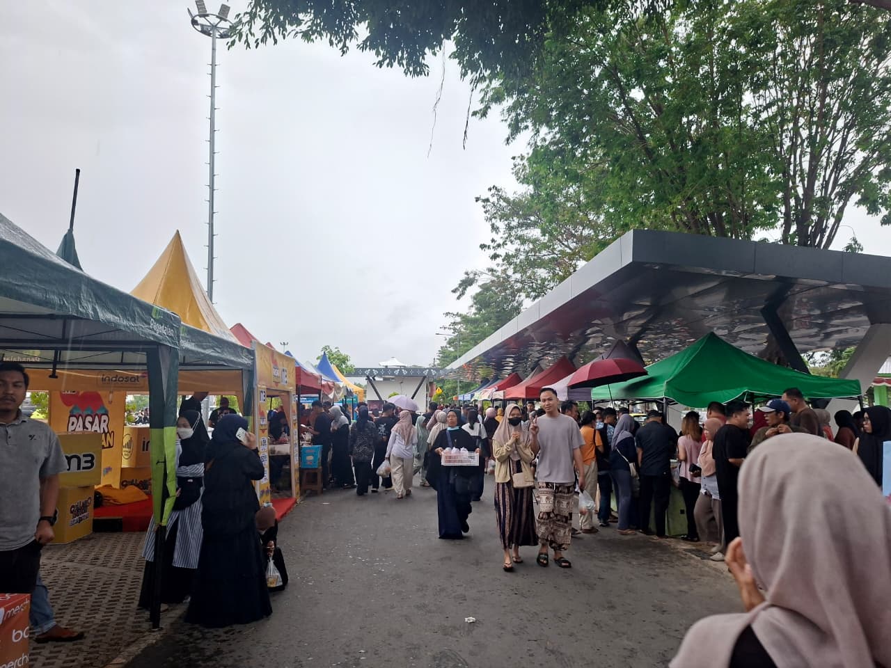 Sejumlah tenant UMKM mulai beroperasi pada pembukaan Pasar Ramadan Kota Palu, Kamis (1922026).