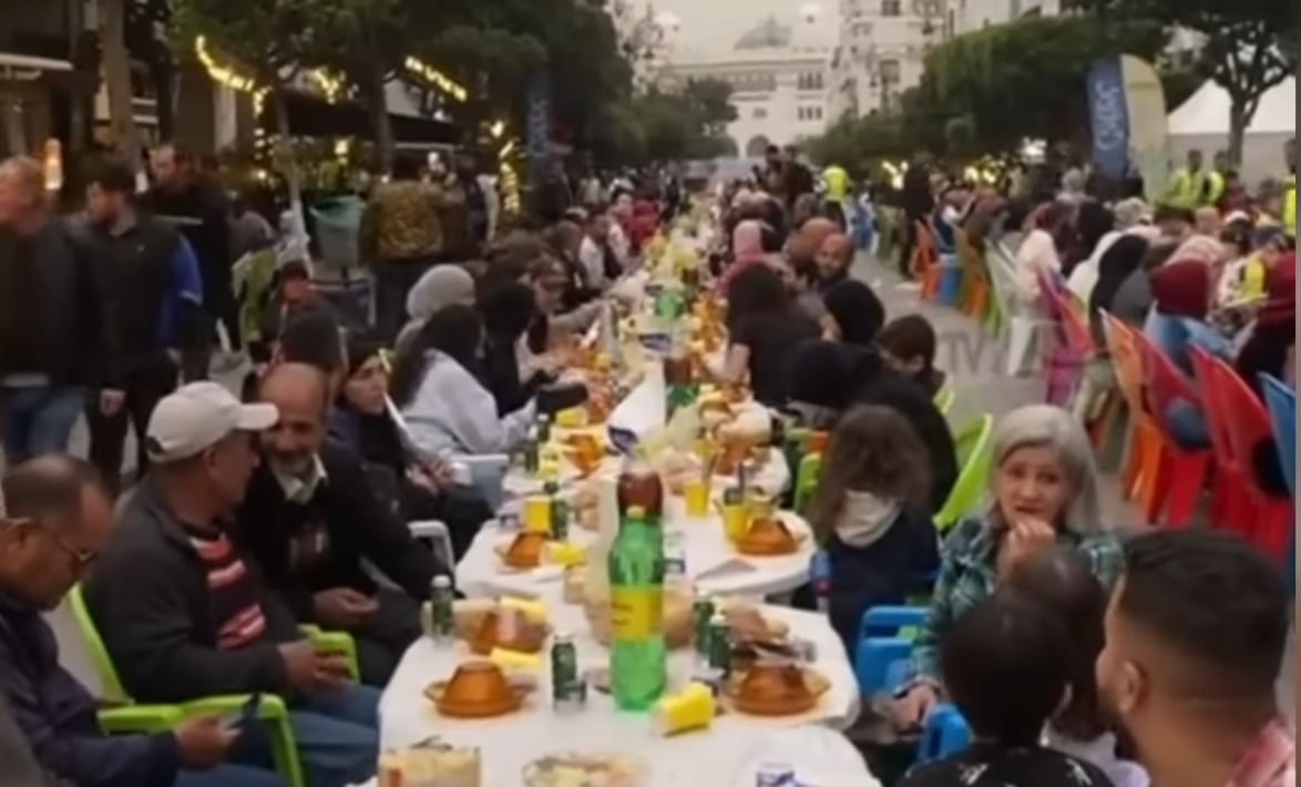Suasana buka puasa bersama dengan meja panjang di Belgia saat Ramadan, mempertemukan ribuan warga dalam satu hamparan kebersamaan.