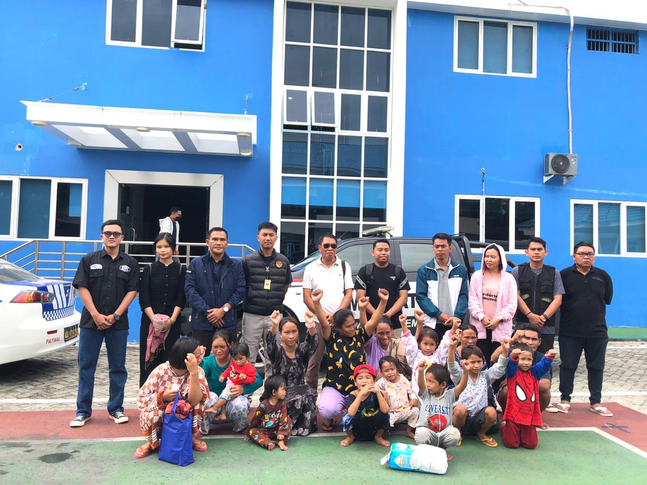 Petugas Imigrasi Palu mengawal 15 WN Filipina menuju Rudenim Manado untuk proses verifikasi dan administrasi lanjutan.