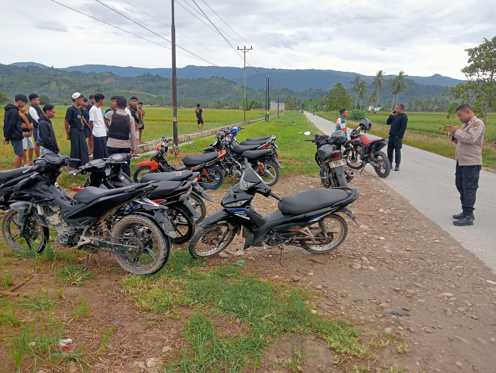 RAZIA: Polsek Bolano Lambunu saat melakukan razia, agar tidak terjadi balapan liar.(FOTO: ISTIMEWA/RADAR PALU).