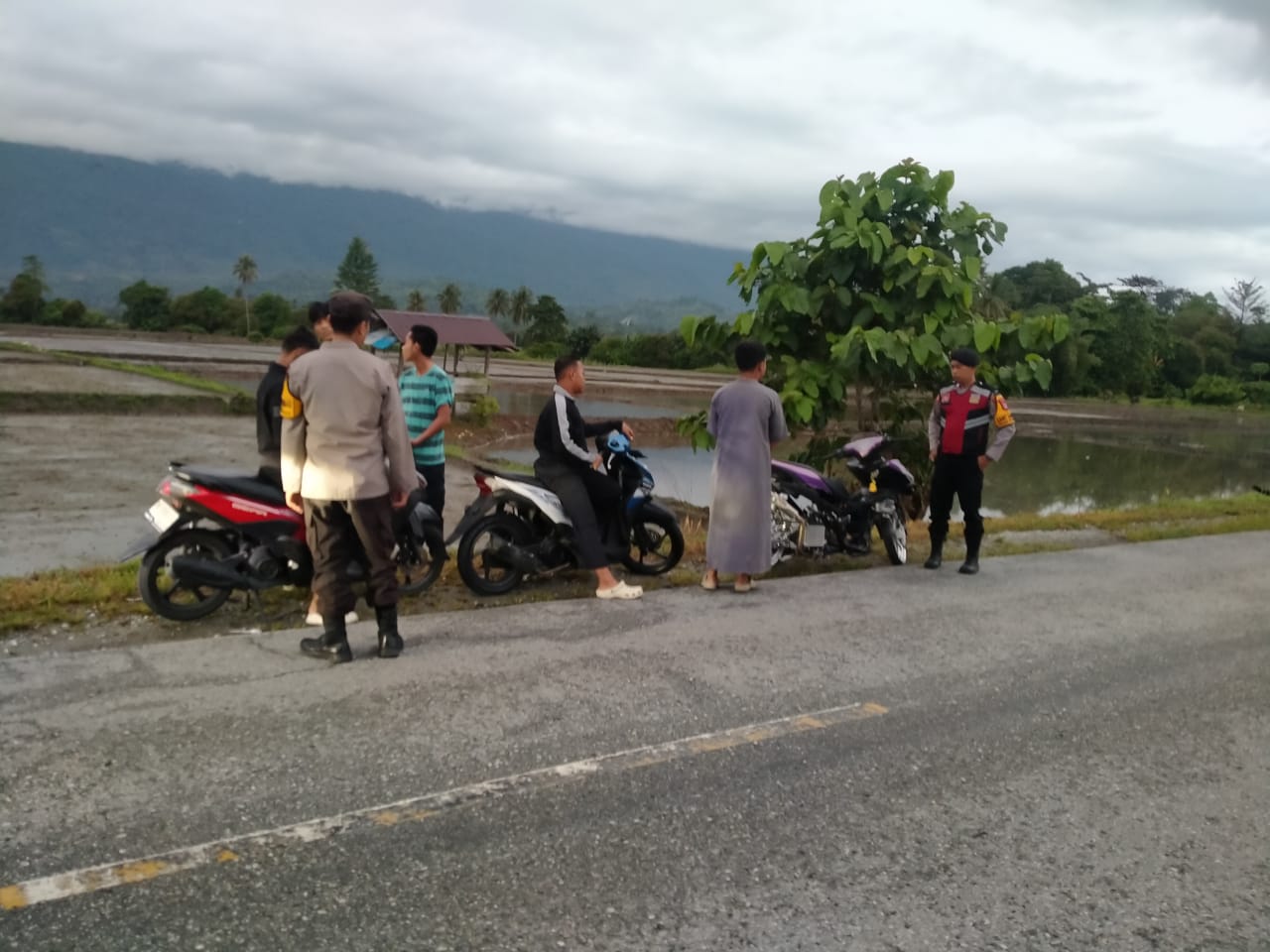MEMBUBARKAN: Anggota Polsek Poso Pesisir saat membubarkan balapan liar.(FOTO: BUDIYANTO WIHARTO/RADAR PALU).