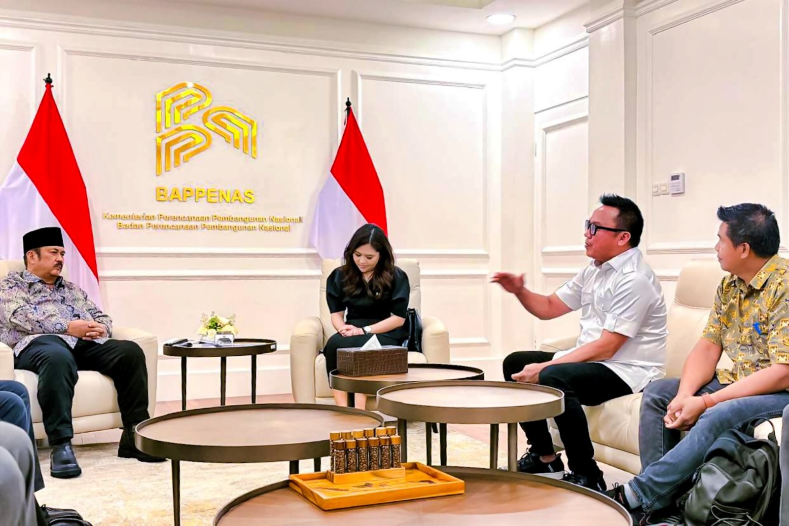 MEMAPARKAN: Bupati Delis Julkarson Hehi di hadapan Menteri Rachmat Pambudy memaparkan kondisi infrastruktur Morut, Jumat (20/2/2026). (FOTO: ISTIMEWA/RADAR PALU)