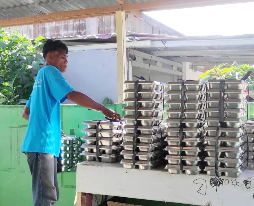 Aktivitas relawan menyiapkan porsi Makan Bergizi Gratis di dapur SPPG wilayah Sulawesi Tengah.