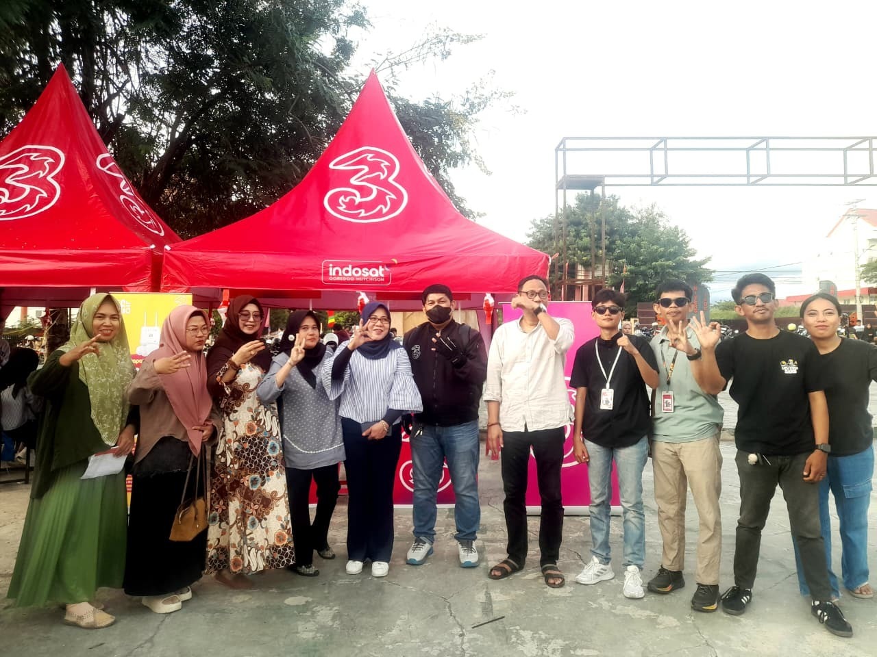 Tim mahasiswa dan panitia berfoto bersama di depan stan Expo Ramadan Untad 2026 di Lapangan Islamic Center Untad, Jumat (20/2/2026). 