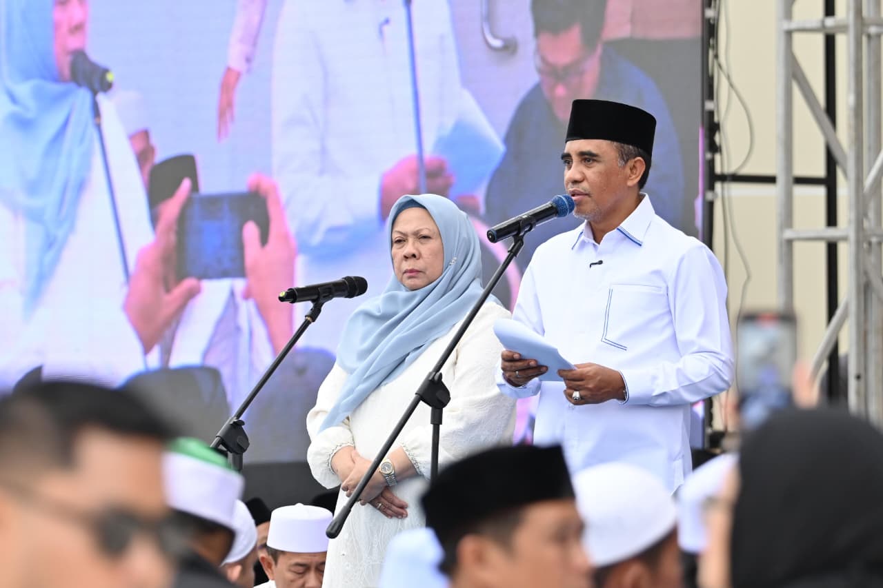 Gubernur Anwar Hafid dan Wakil Gubernur dr. Reny A. Lamadjido saat doa bersama satu tahun kepemimpinan di Masjid Raya Baitul Khairaat, Palu.