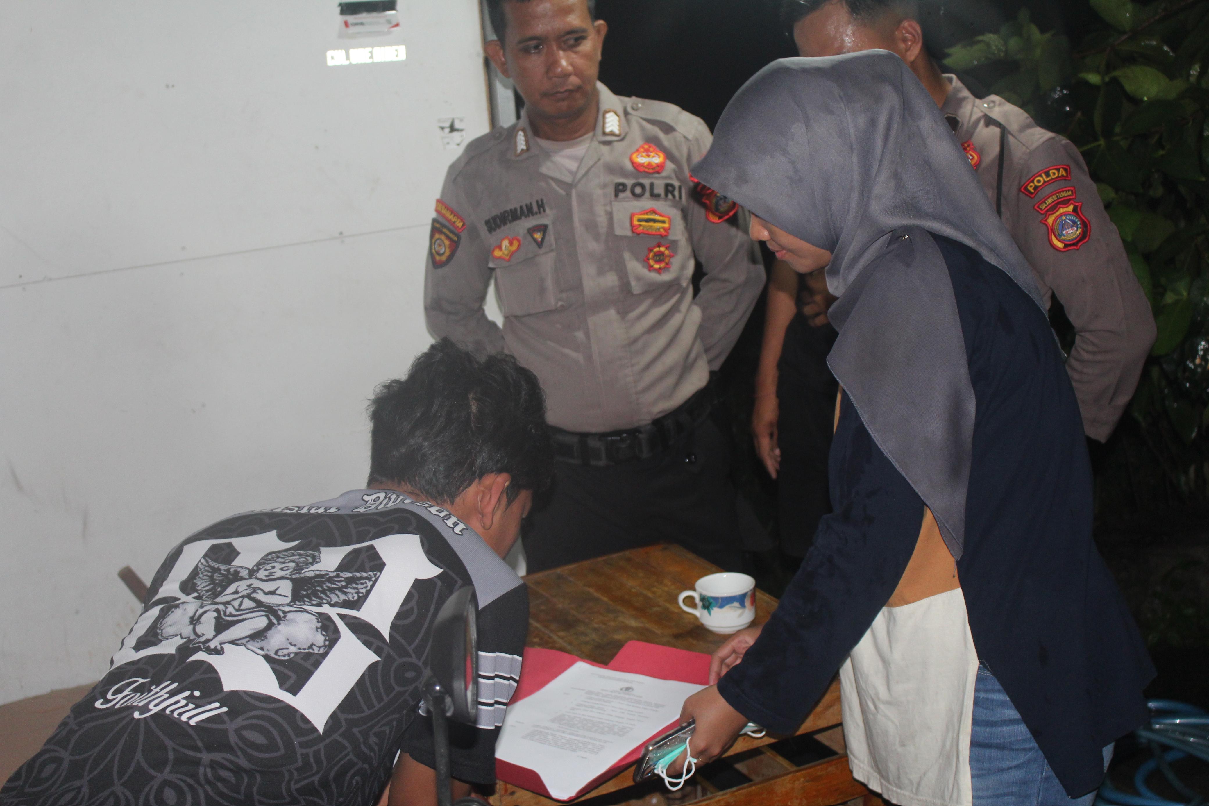 Petugas Satgas Operasi Pekat I Tinombala 2026 dari Kepolisian Daerah Sulawesi Tengah melakukan pemeriksaan identitas tamu saat menggelar razia di salah satu penginapan di Kota Palu, Jumat (20/2/2026).
