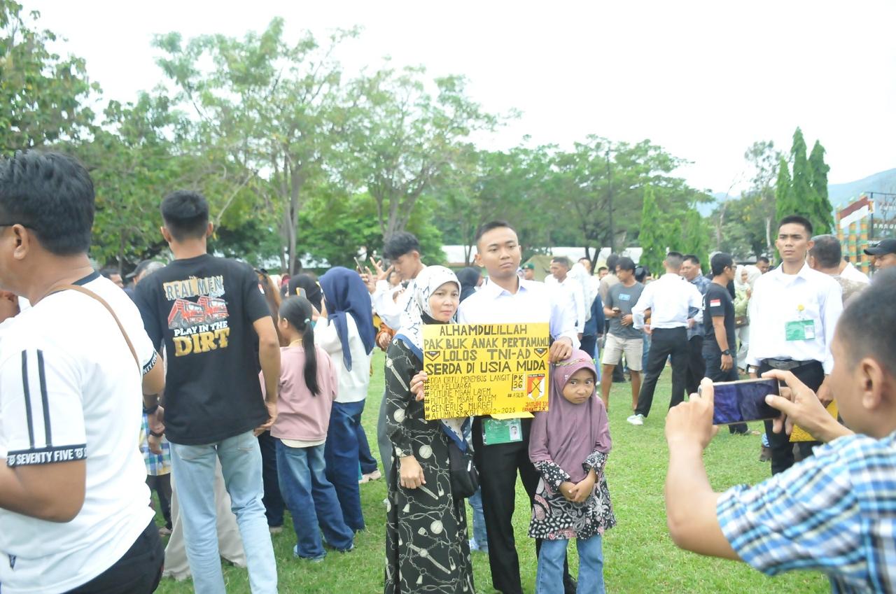 Seorang peserta Caba PK TNI AD yang dinyatakan lulus seleksi Sub Panpus Kodam XXIII/Palaka Wira Gelombang I TA 2026 berfoto bersama ibunya penuh haru di Markas Yonif 711/Raksatama.