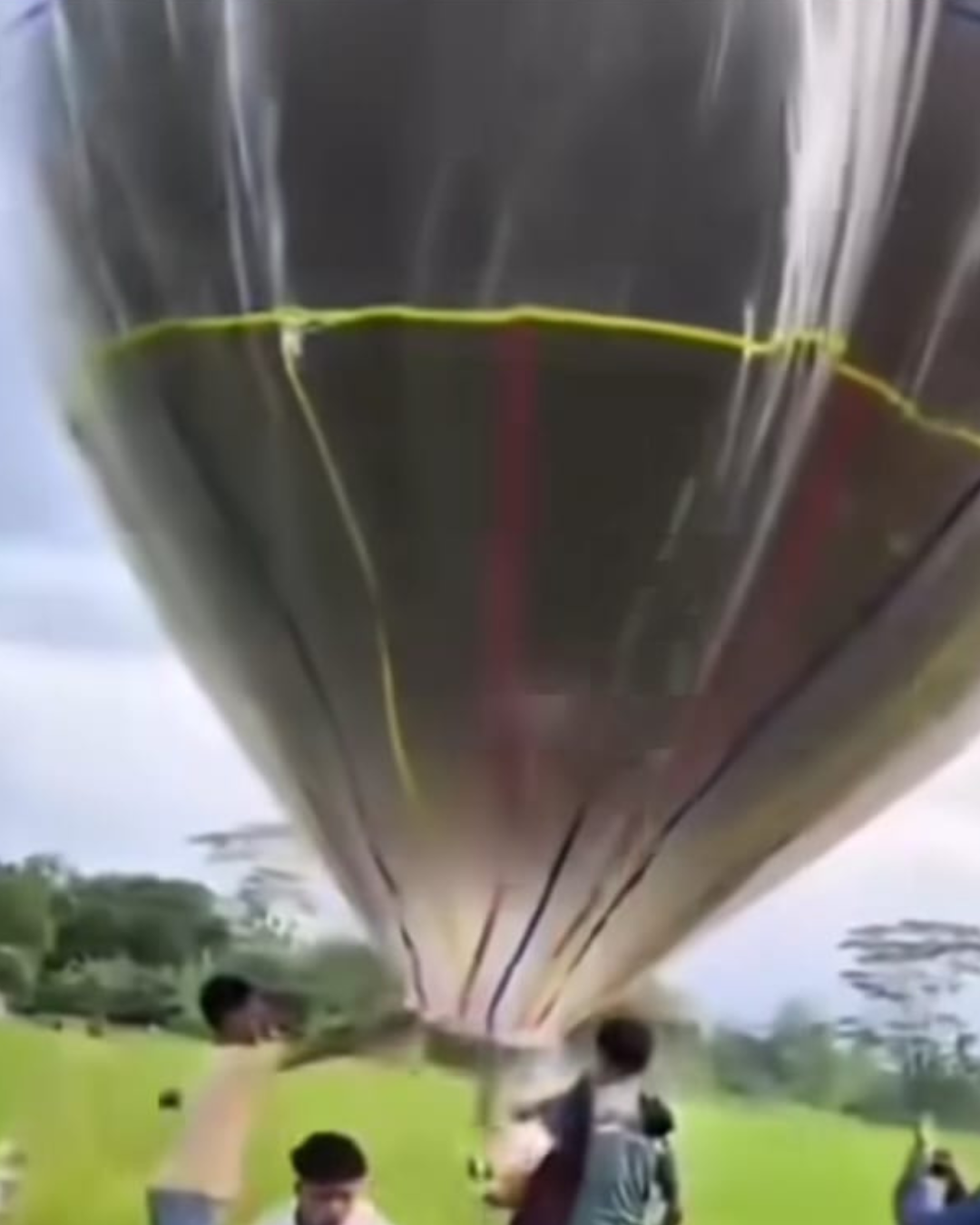  Tangkapan layar video Instagram @feedgramindo memperlihatkan momen sebelum balon udara berpetasan meledak di Pekalongan, Jumat (20/2/2026). Empat remaja terluka dalam kejadian tersebut.