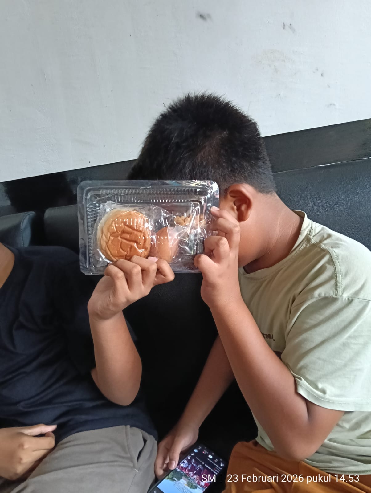 TIDAK BERKUALITAS: Anak-anak usia sekolah di Tolitoli mendapatkan MBG, diduga tidak berkualitas.(FOTO: ISTIMEWA/RADAR PALU).  