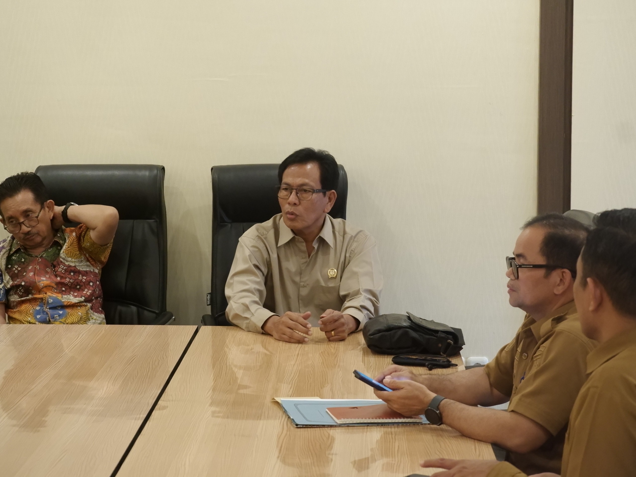 KOMISI 1 DPRD Sulteng: suasana saat RDP di Gedung DPRD Sulteng pada Senin (23/02) waktu 13:00 siang.(FOTO: ANDIKA NUR HIKMAH/RADAR PALU)  