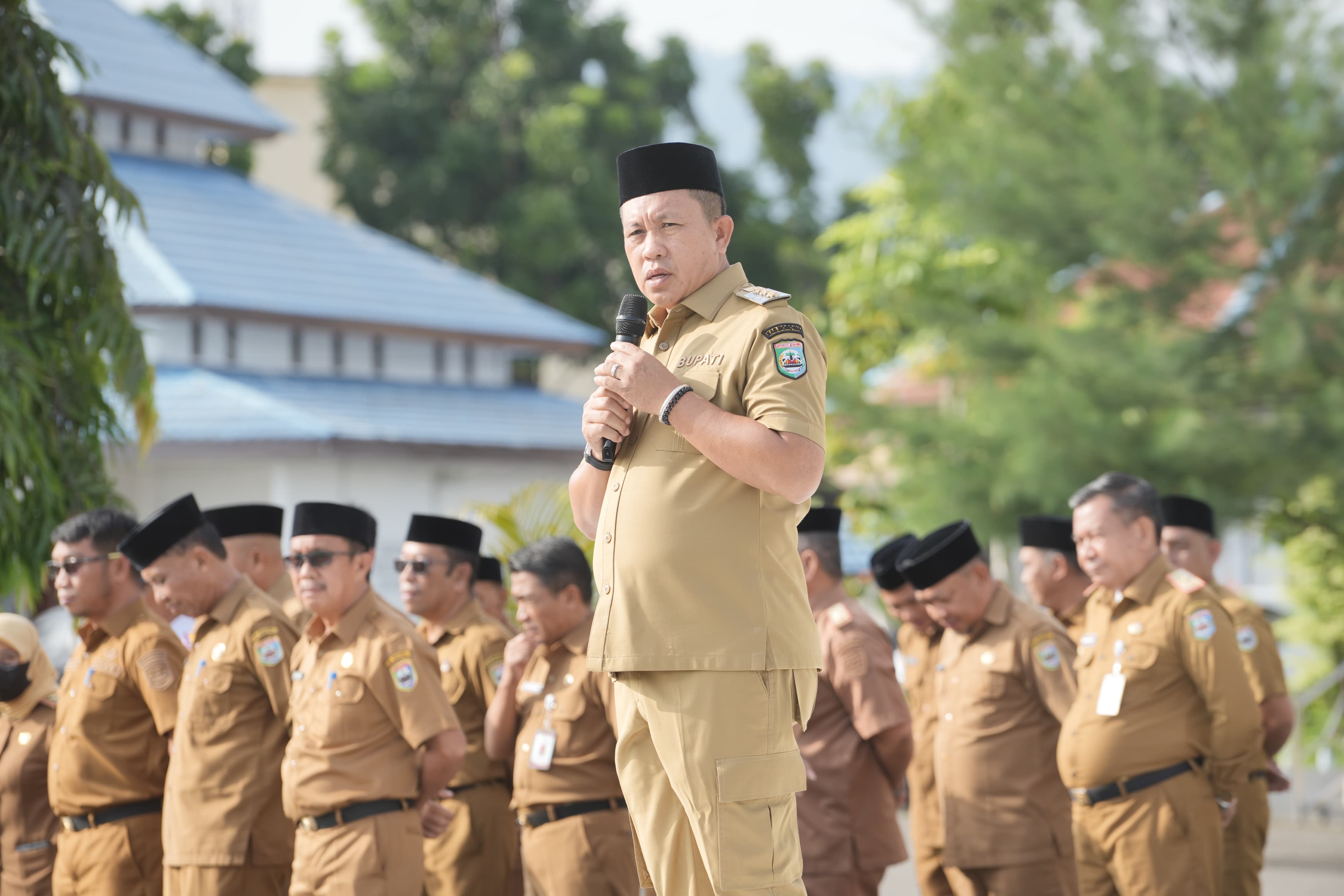 ARAHAN: Bupati Morowali, Iksan Rauf saat memberikan arahan saat apel ASN.(FOTO: SUPRIYONO/RADAR PALU).