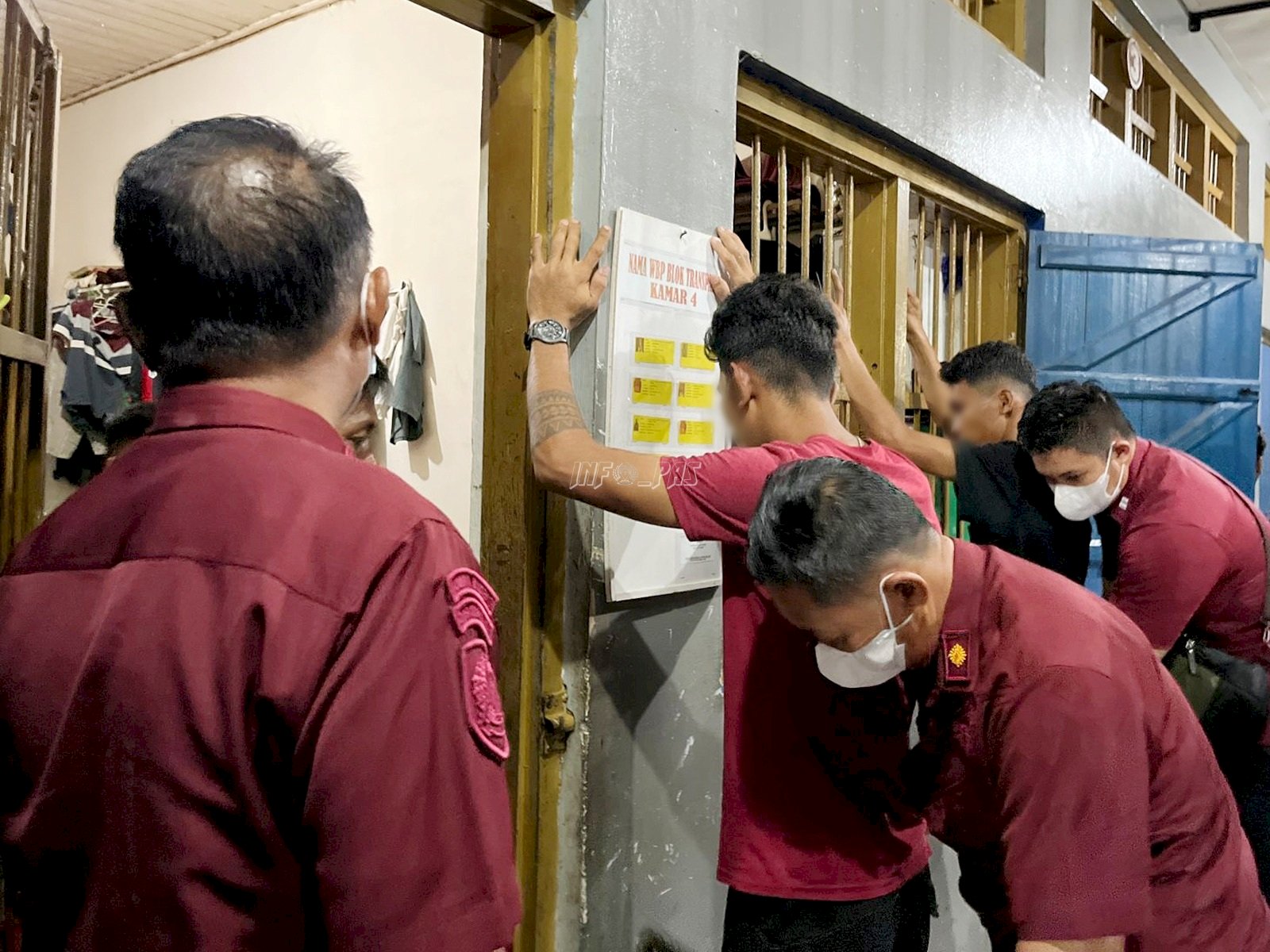 STERIL: Petugas Lapas Tolitoli lakukan sterilisasi blok hunian.(FOTO: AHMAD HAMDANI/RADAR PALU).