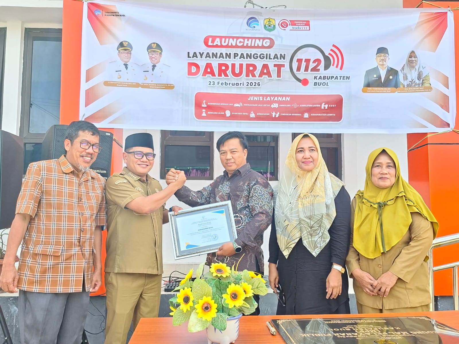 DILUNCURKAN: Bupati Buol Risharyudi Triwibowo, bersama Wabup H. Moh. Nasir Daimaroto, perwakilan Komdigi Aam Sofyan, dan Kadis Kominfo Ikhlasiani, dipeluncuran NTPD 112.(FOTO: DISKOMINFO PEMKAB BUOL/R