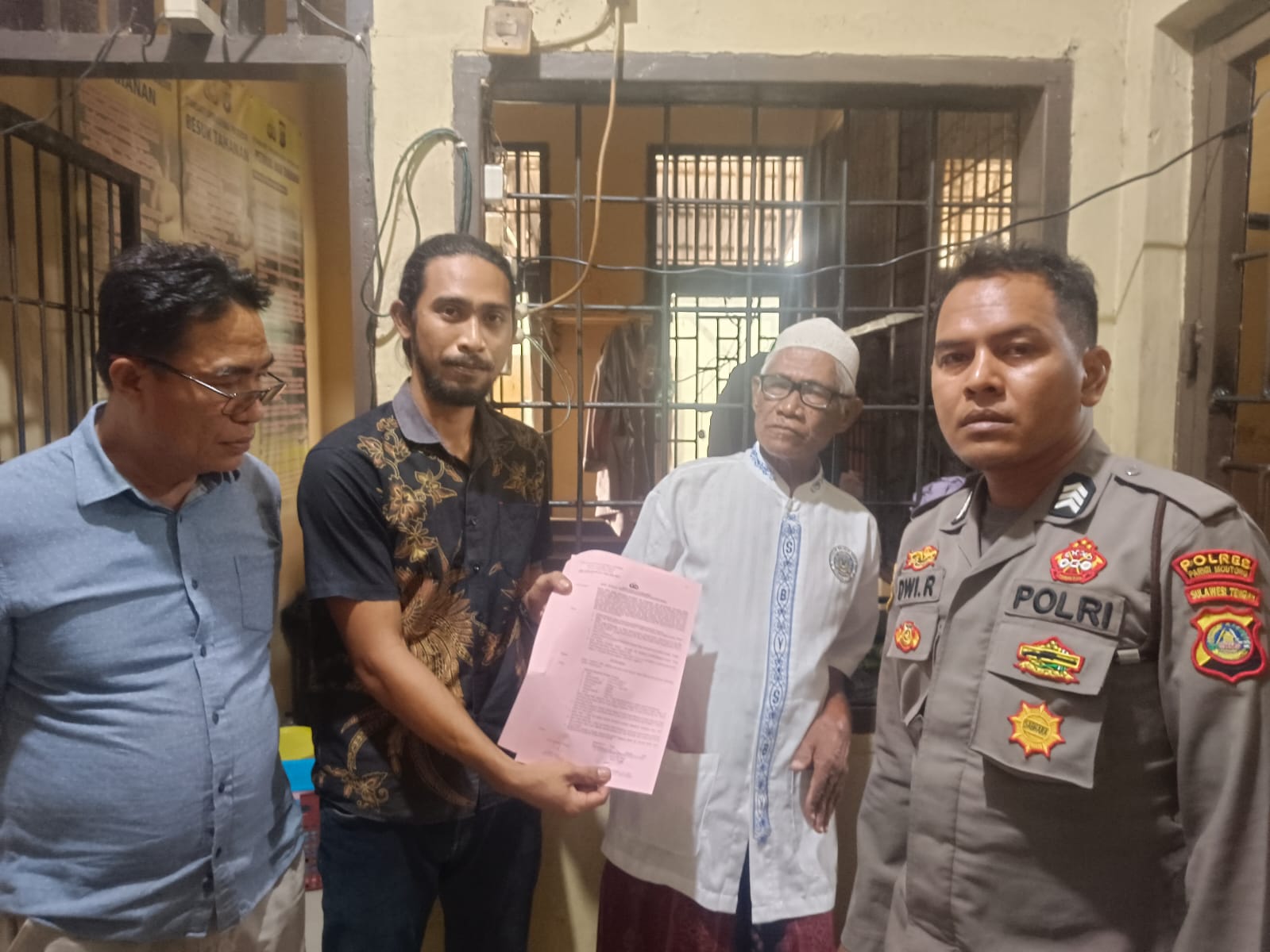 PERDATA DIPIDANA: Momen penahanan tokoh masyarakat Parimo di markas Polres Parimo, atas kasus sengketa lahan beberapa waktu lalu.(FOTO: DOKUMEN PRIBADI/RADAR PALU).