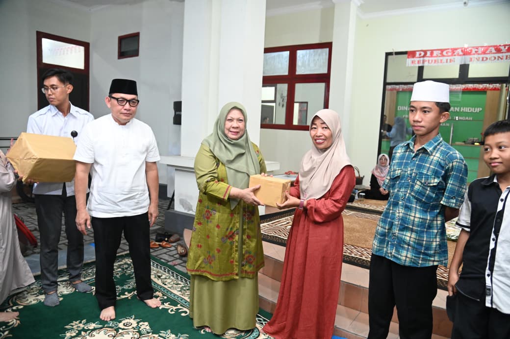 Wakil Gubernur Sulteng dr. Reny A. Lamadjido saat menyerahkan bantuan kepada anak yatim pada kegiatan &ldquo;Berani Berbagi&rdquo; di Kantor DLH Sulteng, Senin (2322026).