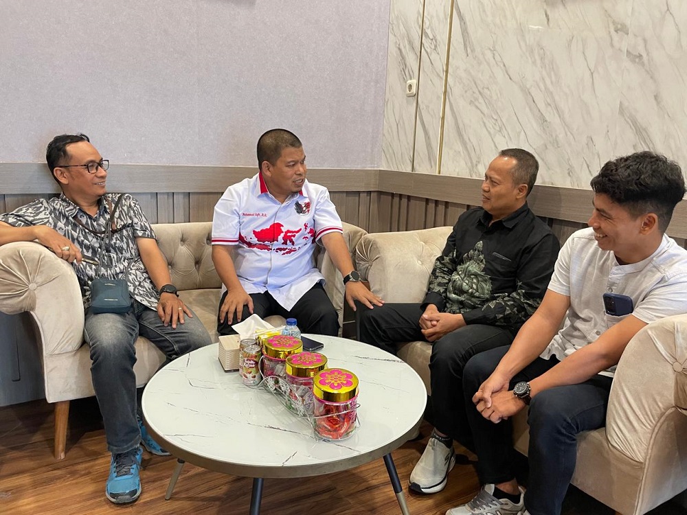 Sekretaris Komisi III DPRD Sulteng Muhammad Safri menerima kunjungan manajemen Radar Palu, Jawa Pos Grup, di Palu, Senin (23/2).