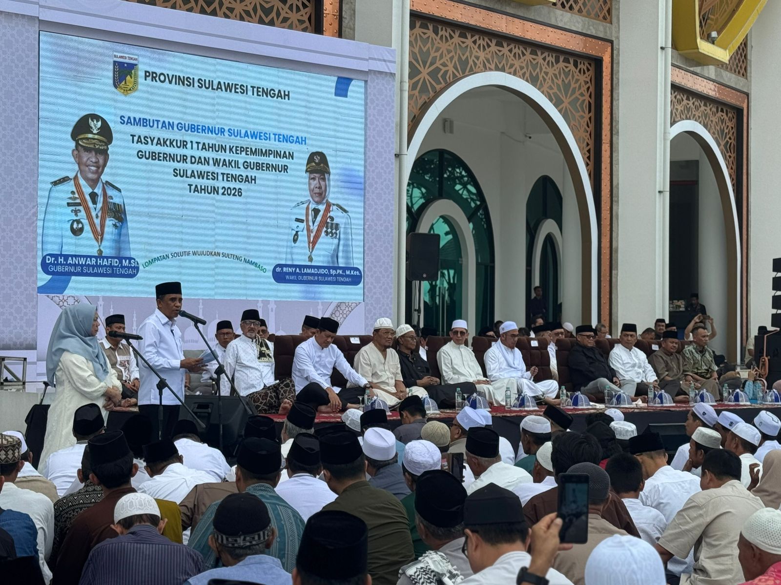 Gubernur Sulteng Anwar Hafid menyampaikan sambutan dalam Tasyakuran 1 Tahun Sulteng BERANI di pelataran Masjid Raya Baitul Khairaat, Palu, Minggu (22/2/2026). 
