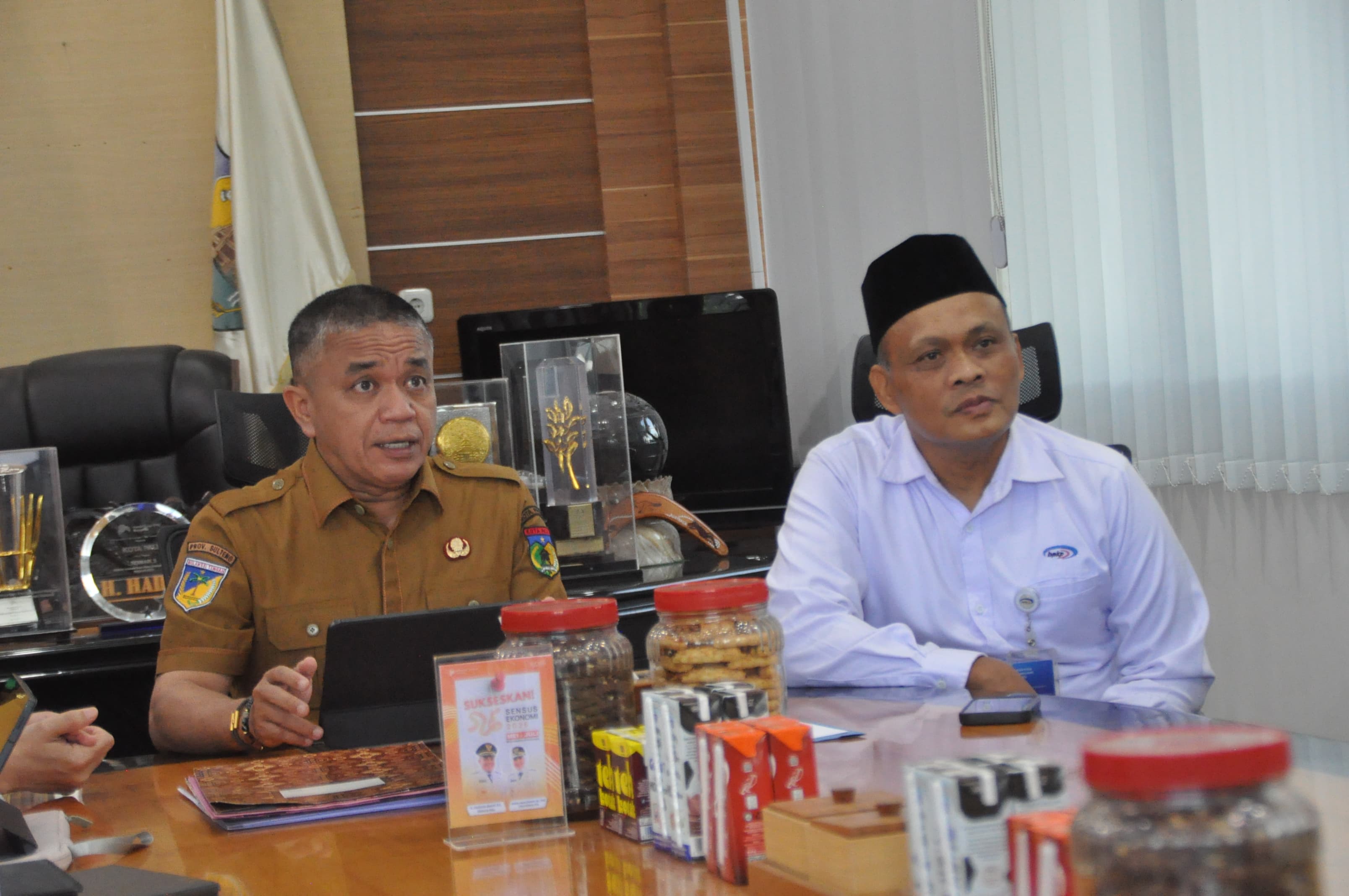Wali Kota Palu, Hadianto Rasyid bersama Kepala Perwakilan BPKP Sulteng pada pertemuan yang berlangsung di ruang kerja wali kota Palu pada Senin (23/2/2026).