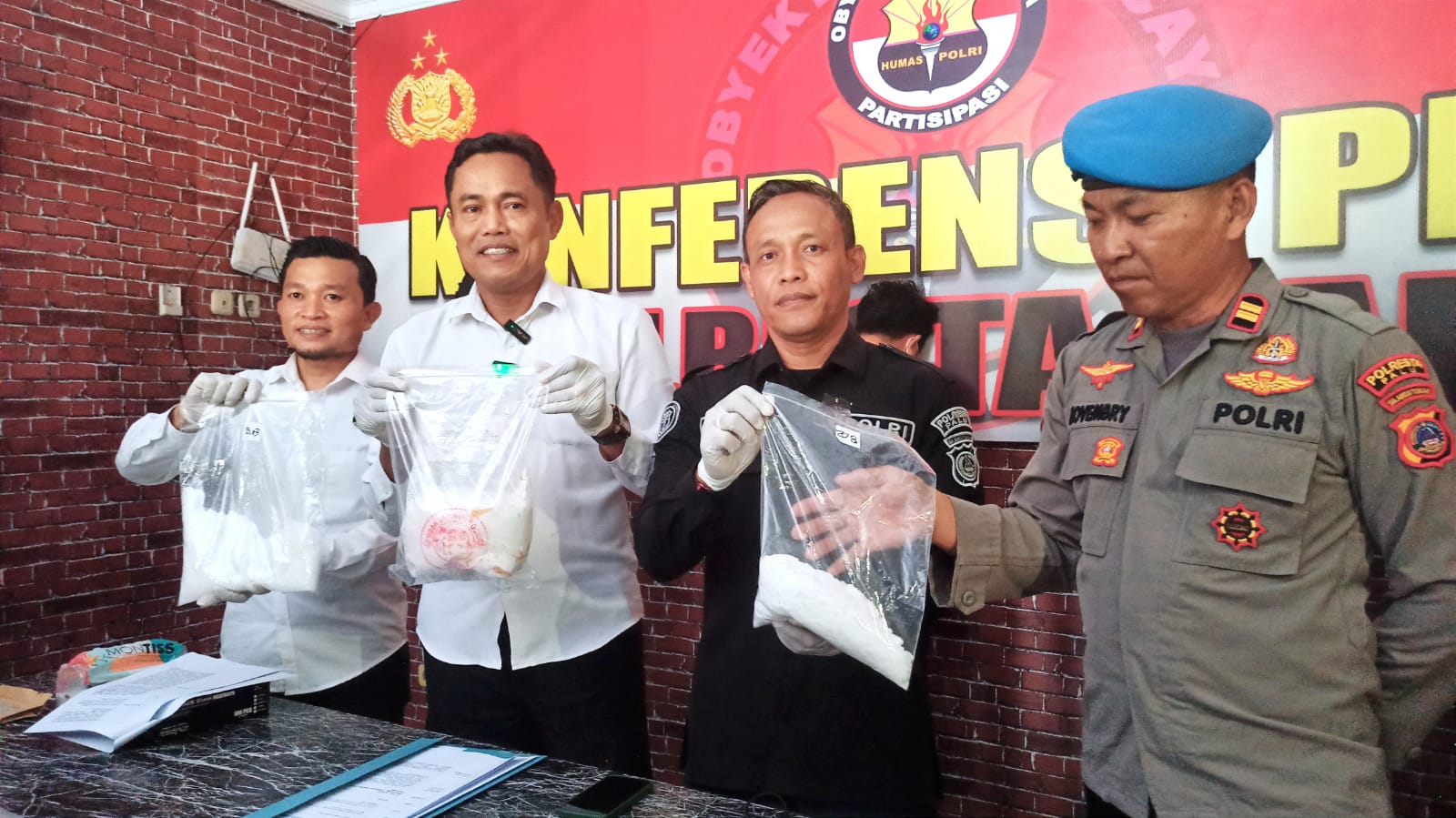 Kasat Resnarkoba Polresta Palu Kompol Usman (tengah) menunjukkan barang bukti sabu seberat 2,085 kilogram saat konferensi pers pengungkapan kasus narkotika di Mapolresta Palu.