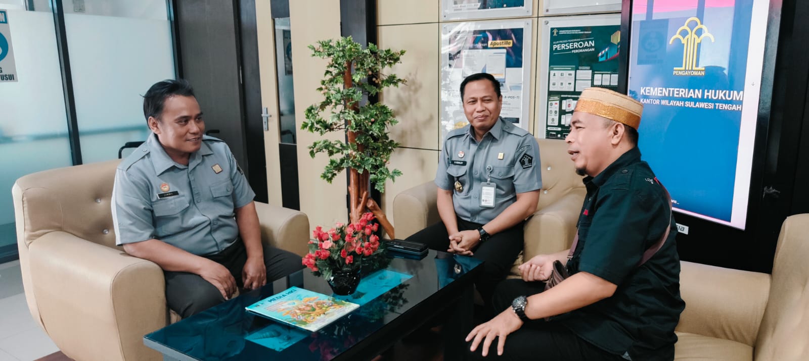Pemerintah Desa Ampibabo saat berkonsultasi terkait pengelolaan Posbankum di Kantor Wilayah Kementerian Hukum Sulawesi Tengah, Senin (232).