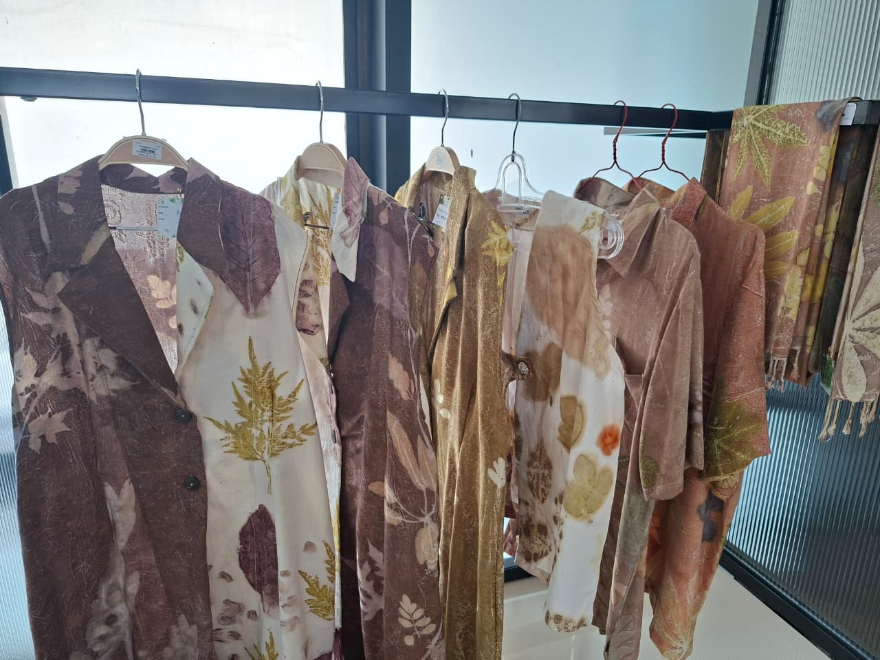Produk ecoprint hasil pelaku IKM Palu yang memanfaatkan motif daun alami pada kain, kini mulai dipasarkan di pusat oleh-oleh kota.