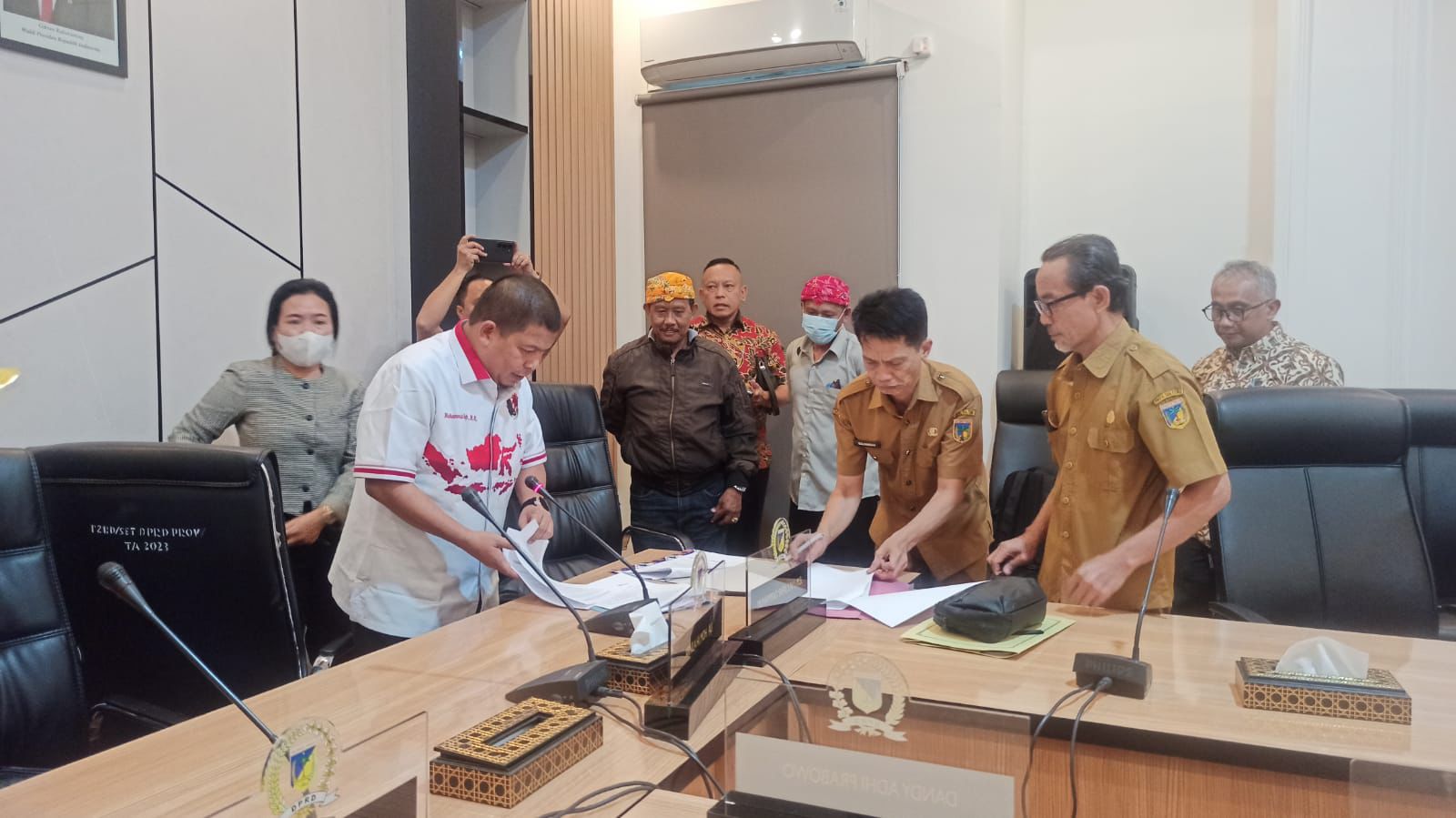Rapat dengar pendapat DPRD Sulteng bersama warga Poboya dan PT CPM membahas rencana penciutan IUP serta skema kemitraan, Senin (2322026).