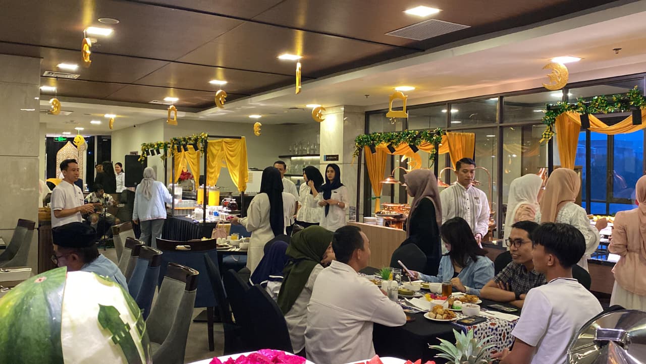 Suasana area restoran Aston Palu Hotel &amp; Conference Center dengan tema &ldquo;Lentera Ramadan&rdquo; yang menghadirkan paket buka puasa All You Can Eat.