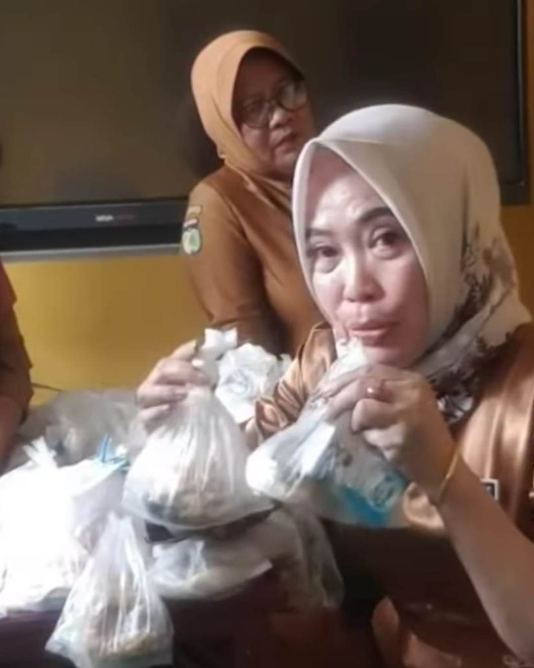 Tangkapan layar Guru di Palu memperlihatkan menu MBG dua hari yang dipertanyakan dalam video viral di Instagram.