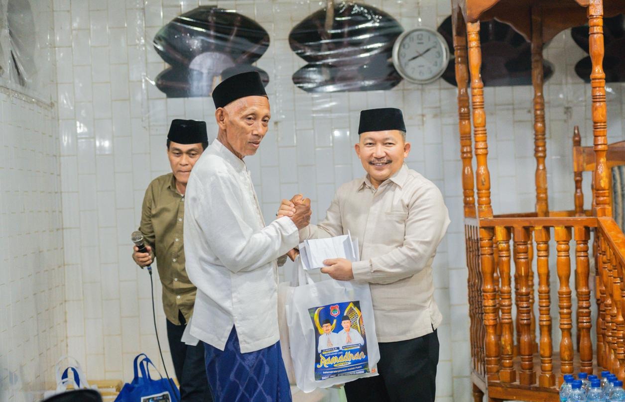 BERBAGI: Bupati Banggai, Amirudin Tamoreka di kegiatan Safari Ramadan.(FOTO: NENDRA PRASETYA/RADAR PALU).