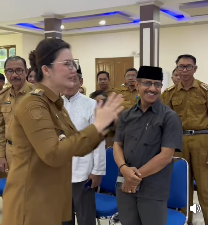 KONSULTASI: Bupati Poso, Vera Inkiriwang di giat forum konsultasi publik RKPK di Kabupaten Poso FOTO: BUDIYANTO WIHARTO/RADAR PALU).  