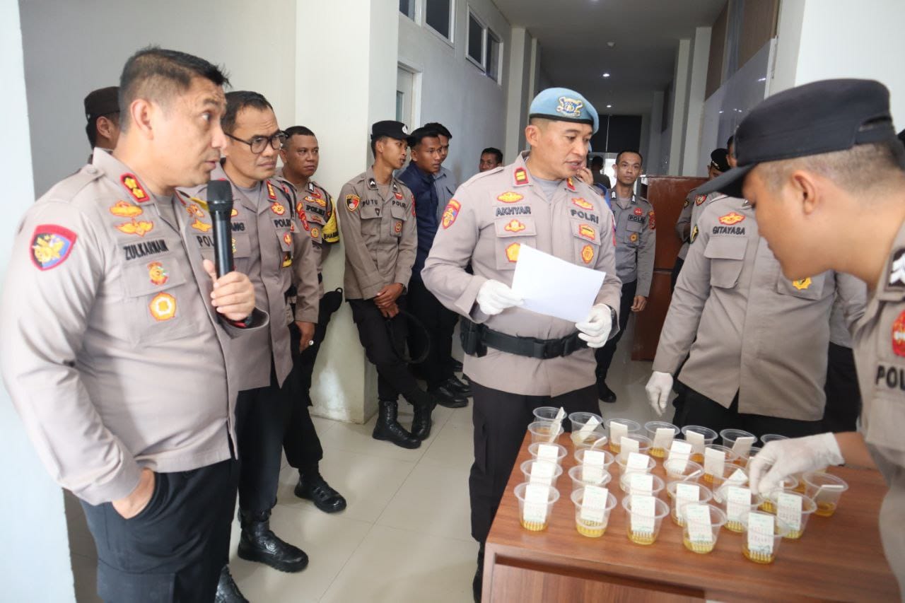 TES URINE: Suasana tes urine di Polres Morowali, Senin (23/2/2026).(FOTO: SUPRIYONO/RADAR PALU).  