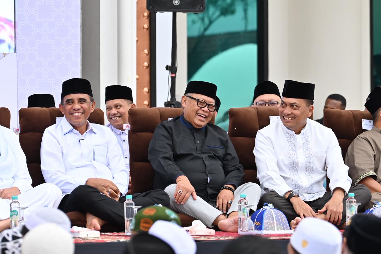 MENGHADIRI: Ketua DPRD Sulteng, Moh Arus Abd Karim berdampingan dengan Gubernur Sulteng H. Anwar Hafid menghadiri tasyakuran setahun pemerintahan Sulteng Berani, Minggu (22/2/2026).(FOTO: HUMAS DPRD S