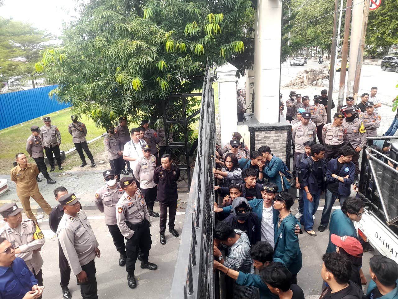 Mahasiswa dari berbagai kampus di Kota Palu menggelar aksi damai di depan Kantor DPRD Sulawesi Tengah, Selasa (24/2/2026), menyampaikan tuntutan terkait reformasi hukum dan pendidikan.