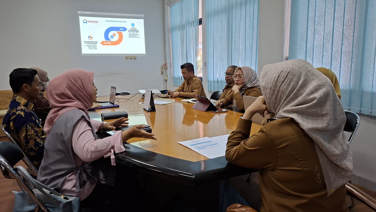 Perwakilan Ombudsman RI Sulteng memaparkan hasil penilaian maladministrasi pelayanan publik kepada Pemkot Palu, Selasa (2422026).