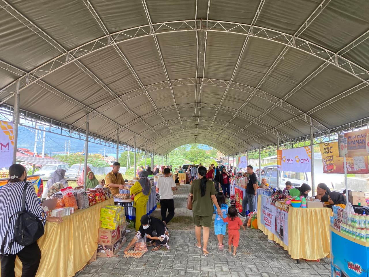 Suasana Warga membeli sembako dalam program Pasar Murah Ramadan di Halaman Pasar Talise, Kota Palu, Selasa (24/2/2026).