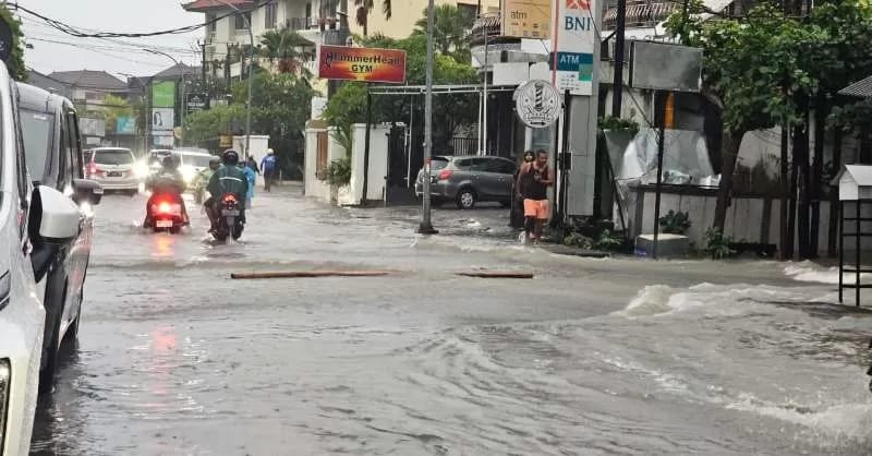 Kondisi air menggenang di kawasan Legian, Kuta. Badung. 