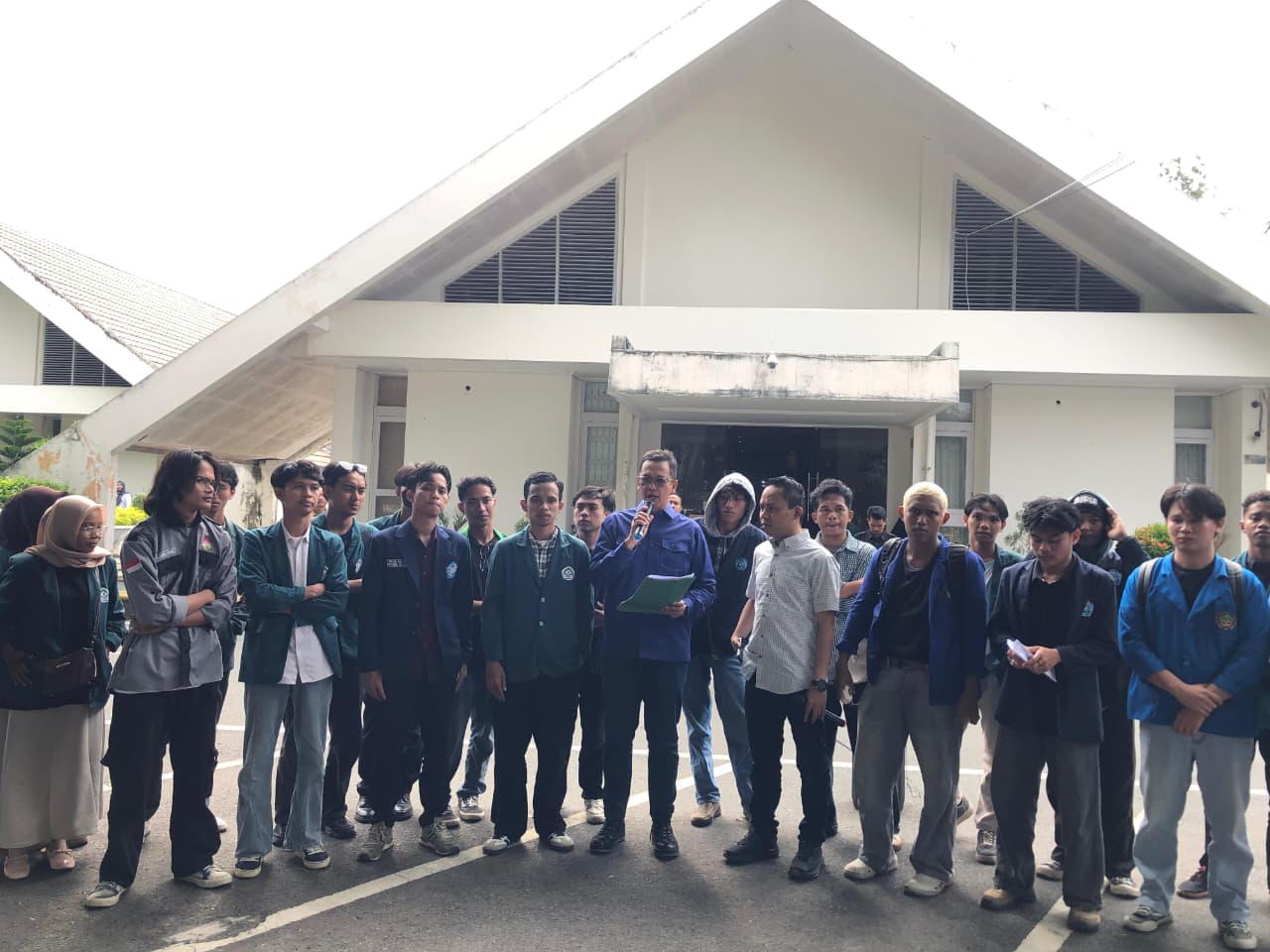 Mahasiswa diterima langsung Ketua Komisi IV DPRD Sulteng, H. Moh. Hidayat Pakamundi saat aksi di depan Kantor DPRD Sulteng sebelum penandatanganan berita acara penyampaian 12 tuntutan, Selasa (24/2/20
