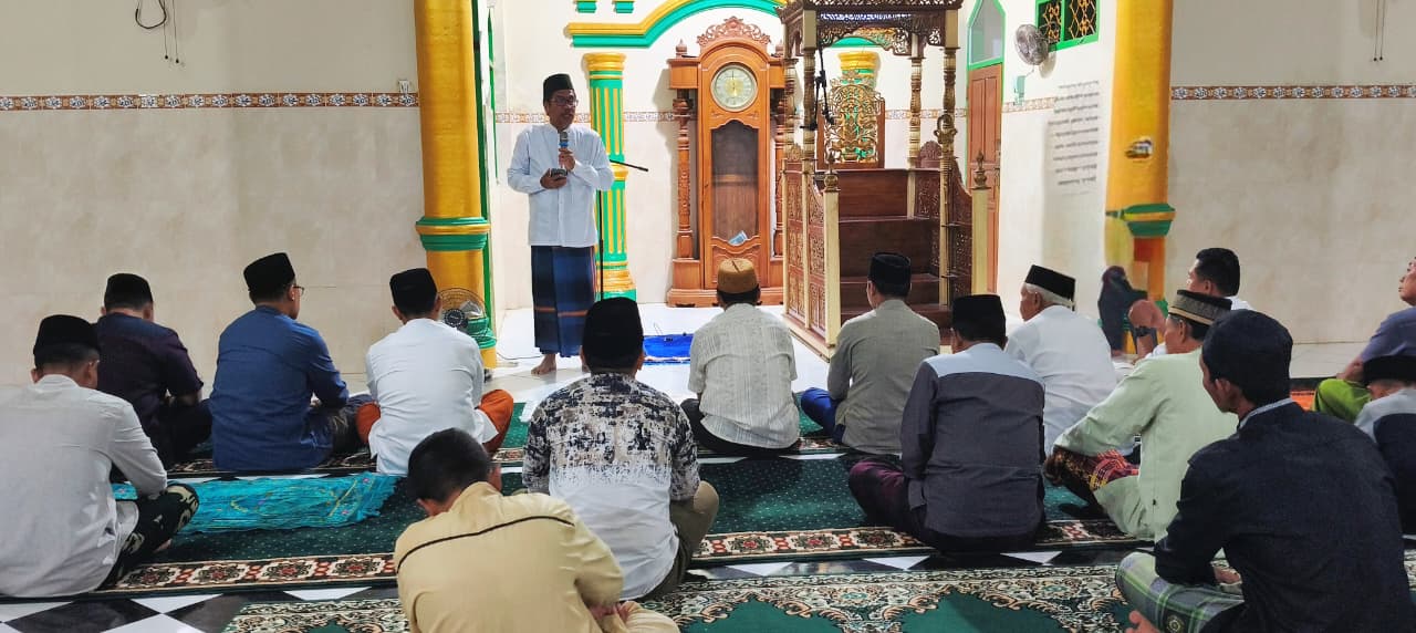 SAFARI: Tampak Wabup Buol, Moh. Nasir Daimaroto saat membawakan pesan-pesan keagamaannya di Masjid Baiturrahman Paleleh.(FOTO: ISTIMEWA/RADAR PALU).  &nbsp;