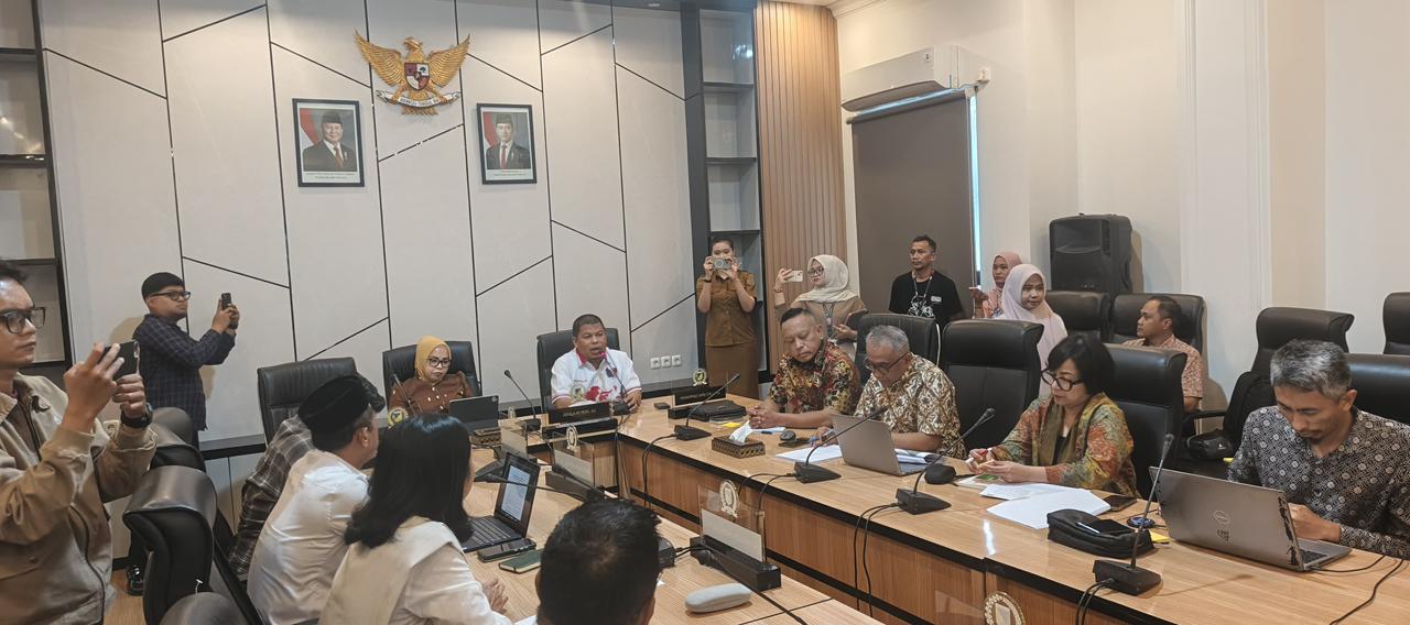 RAPAT: Suasana rapat Komisi III DPRD bersama masyarakat Poboya, dipimpin Ketua Komisi III DPRD Suleng, Arnila M. Ali.(FOTO: HUMAS DPRD SULTENG/RADAR PALU).